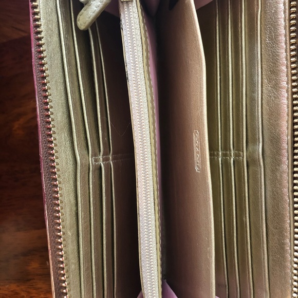 Coach signature wallet in gold - Picture 3 of 3